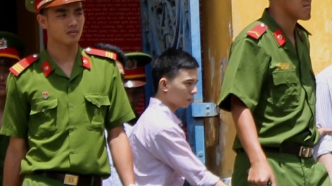 'Yêu' trong quán cà phê võng, bé gái 12 tuổi mang bầu